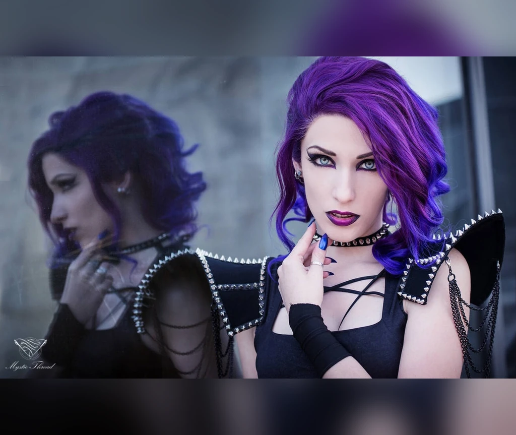 Short purple waves with bold color