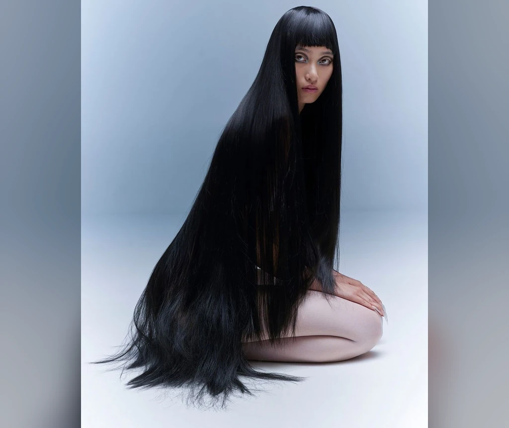 Extreme length black hair with blunt bangs