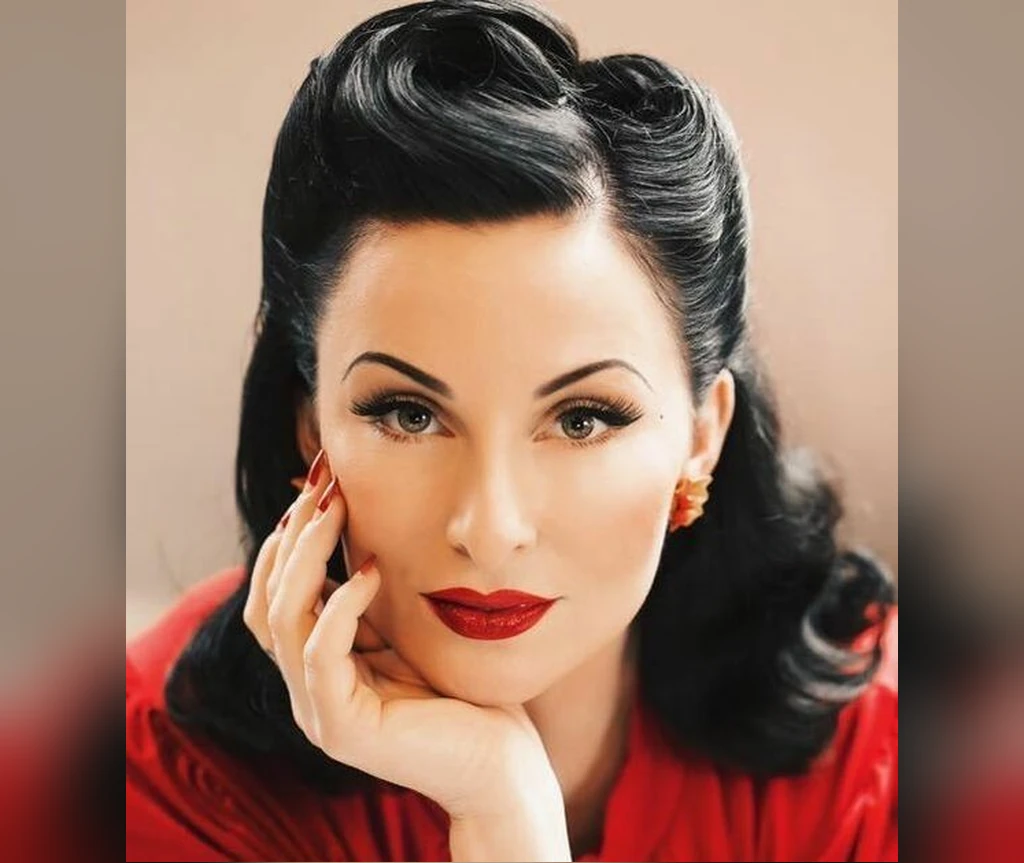 Classic pin-up waves with red lips