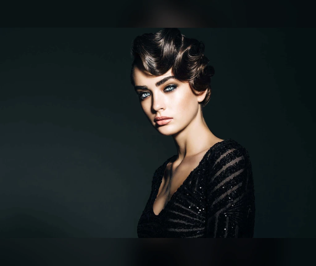 Short vintage vampire waves with a classic retro shape