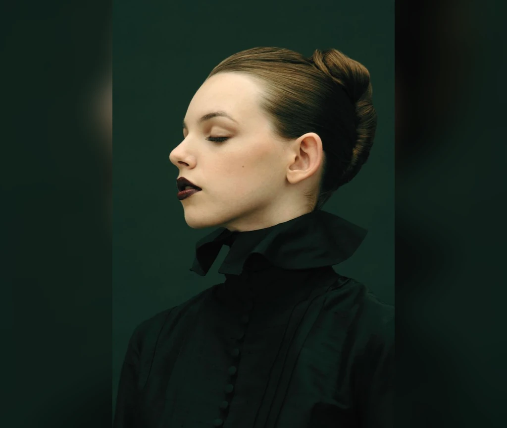 Tight victorian bun with a classic antique shape